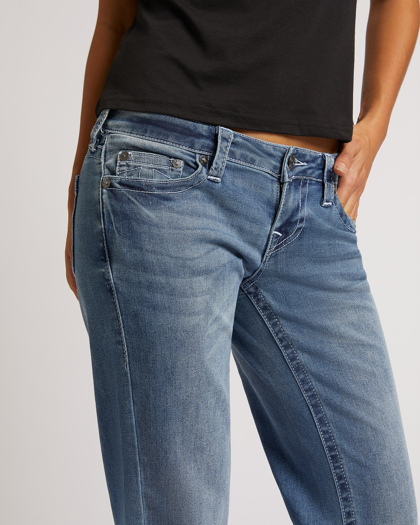 SARAH LOW RISE STRAIGHT - MEDIUM WASH
